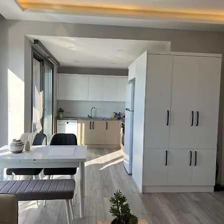 Scenic Flat With Shared Pool In شقة *